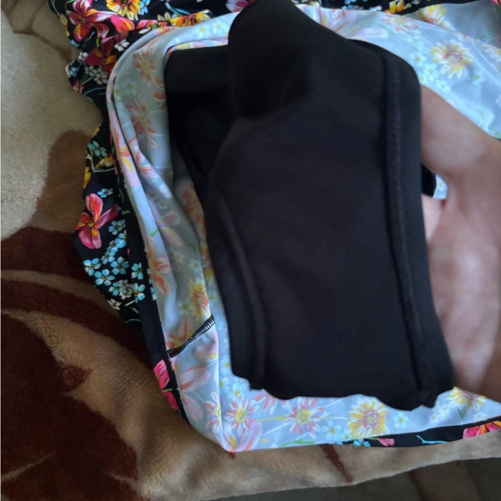 Chic Black and Pink One Piece Swimsuit with Floral Design - Picture 9 of 10